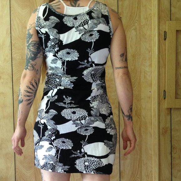 *READ LISTING* Black and white beaded summer dress - Picture 2 of 4